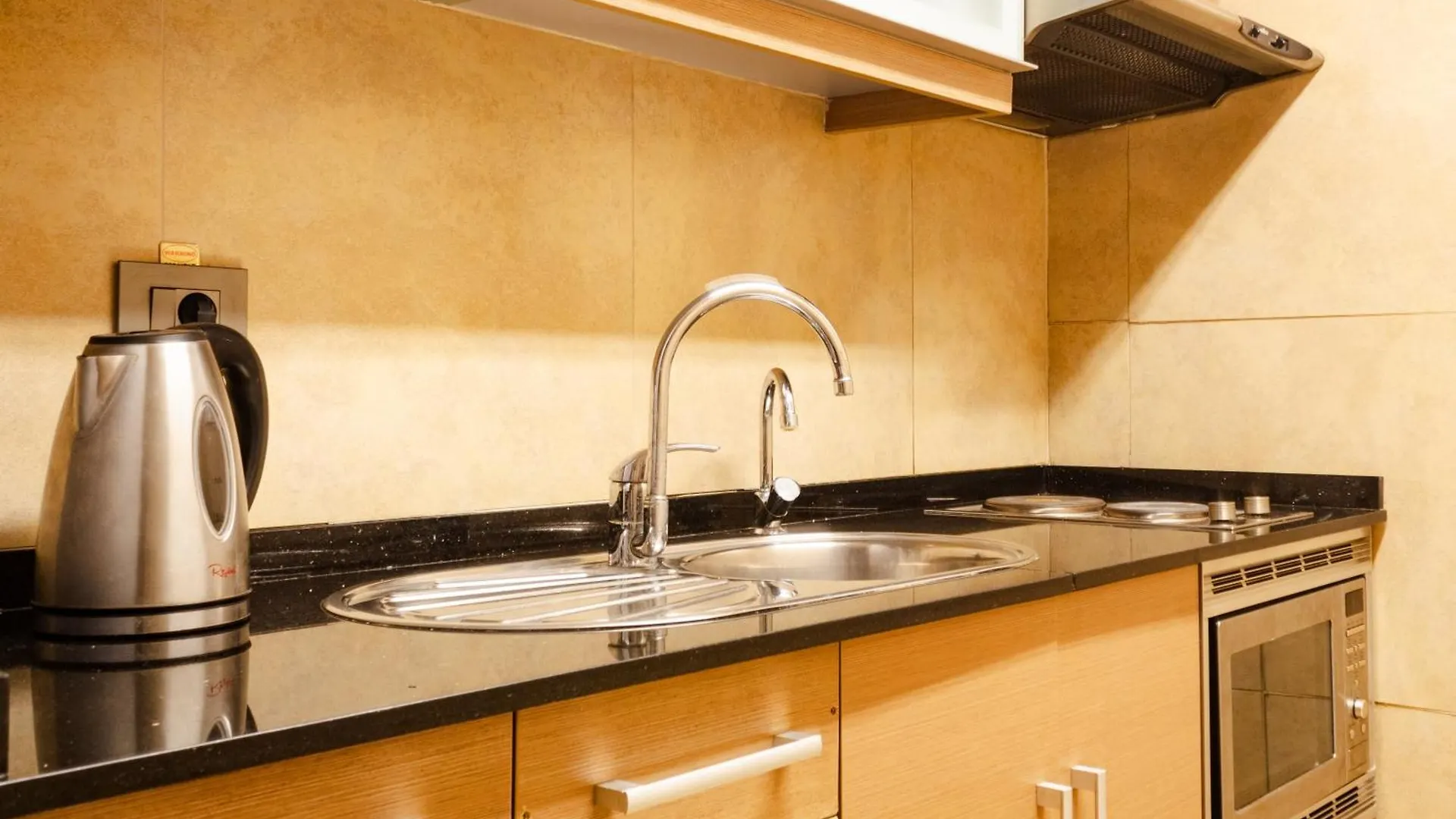 **** Aparthotel Britannia Suites Beirut Lebanon